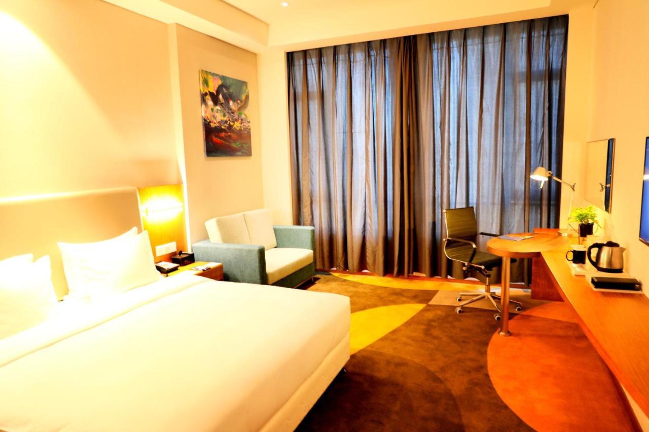 Holiday Inn Express Luoyang Xiyuan Bagian luar foto